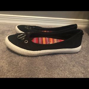 Black flat sneakers